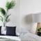 A Large 2BR Apt Near Crown Sleeps 8 FREE Parking - Melbourne
