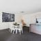A Large 2BR Apt Near Crown Sleeps 8 FREE Parking - Melbourne