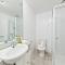 A Large 2BR Apt Near Crown Sleeps 8 FREE Parking - Melbourne