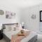 An Amazing 2BR Apt with City Views in Southbank