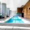 A Chic 2BR Apt City Views Near Southern Cross