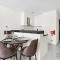 WelHome - Charming Breathtaking 1BR Apt. In Damac Hills - Dubaj