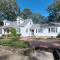 Large BnB - The White House & Cottage