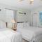 The Ridgeland Trendy Tudor-15 mins to Downtown