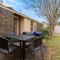 Large Fenced Yard near Midtown- Shamrock Stay