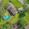 The Retro Pad - Large Yard and Foosball Table - ماديسون