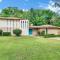 Midcentury Modern - Pool & Hot tub - Retro Retreat - Mobile