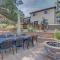 4BR Near USAFA Entertain w Lg Backyard & Hot Tub - Colorado Springs