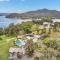 Mountain Bay Retreat near Goughs Bay Sleeps 10 - Goughs Bay