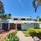 Serene Lakefront Villa with Private Pool - Mount Ommaney