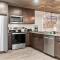 Longbranch Condo Cozy 2BDR - Walk to Main Street - بريكنريدج