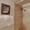 Cozy Condo with Fireplace and Deck - سيلفرثورن