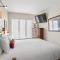 Cozy 1BDR Condo Heart of Town Walk Everywhere