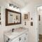Cozy 1BDR Condo Heart of Town Walk Everywhere