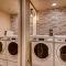 Cozy 1BDR Condo Heart of Town Walk Everywhere
