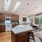 Bright 3BDR Near Beach and Slopes - كينغس بيتش