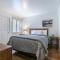 2BR Townhome Walk to Beach or Trails