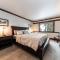 4BD Lakeside Retreat with Views