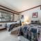 4BD Lakeside Retreat with Views
