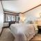 4BD Lakeside Retreat with Views