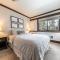 4BD Lakeside Retreat with Views