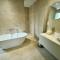 Grande suite avec douche, baignoire balcon et bureau - Genay