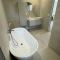 Studio suite avec balcon, kitchenette équipée, douche, baignoire, wc et bureau - Genay