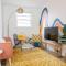 Retro Retreat: 1br home w/ WFH desk, livingroom, and fire pit - كينغستون