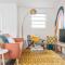 Retro Retreat: 1br home w/ WFH desk, livingroom, and fire pit - كينغستون