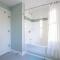 Gorgeous Architectural Home w Water Views - إيستهام