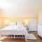 Sleeps 8 Minutes to Nauset Beach