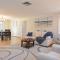 Sunroom Spacious Deck 8 Mins to Mayflower Beach