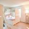 Sunroom Spacious Deck 8 Mins to Mayflower Beach