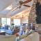 Waterfront home with Hot Tub Firepit and Game Room - إيستهام