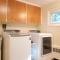 Waterfront home with Hot Tub Firepit and Game Room - إيستهام