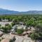 3BD Downtown Modern Home w Hot Tub & Grill