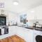 Cozy 3 Bed House with X2 FREE Parking By REDWOOD STAYS - Farnborough