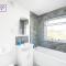 Cozy 3 Bed House with X2 FREE Parking By REDWOOD STAYS - Farnborough