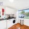 Cozy 3 Bed House with X2 FREE Parking By REDWOOD STAYS - Farnborough