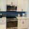 Loop, New Luxurious Large 3BR House, Sleeps 7 with Free Parking - Princeton