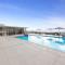 Stunning view studio with Balcony - Gym, Pool and Free Parking! - Auckland