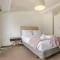 Bright & modern Auckland CBD apartment