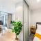 Sleek central apartment with a private balcony - Auckland