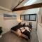 Apt with Aircon & Loft Bedroom Great Location - Devonport