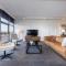 Modern 2 Bdrm Apt with Water Views 2x Car Spots - Canberra