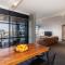 Modern 2 Bdrm Apt with Water Views 2x Car Spots - Canberra