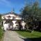 Villa im bekannten Strandort Forte dei Marmi mit schönem Garten und ruhig gelegen