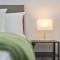 Modern 2 Bed Apt, 7ft Pool Table, Sheffield City Centre, FREE Parking, Netflix - Hosted by Stay Host Save - Sheffield