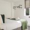 Modern 2 Bed Apt, 7ft Pool Table, Sheffield City Centre, FREE Parking, Netflix - Hosted by Stay Host Save - Sheffield