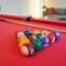 Modern 2 Bed Apt, 7ft Pool Table, Sheffield City Centre, FREE Parking, Netflix - Hosted by Stay Host Save - Sheffield